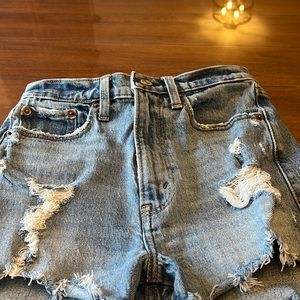 ABERCROMBIE & FITCH HIGH RISE MOM SHORT. SIZE 24.